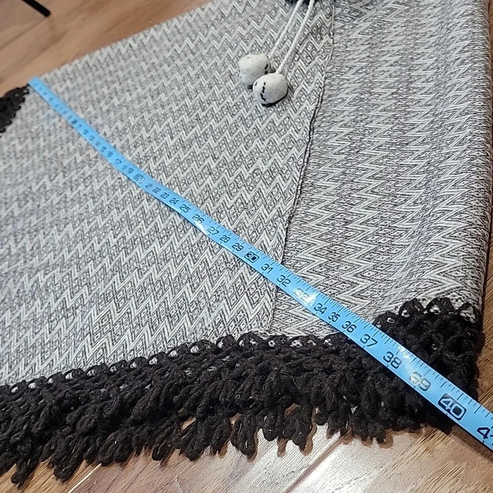 Loomed Wool & Cowhican Sweater Cape from South America - Picture 9 of 11